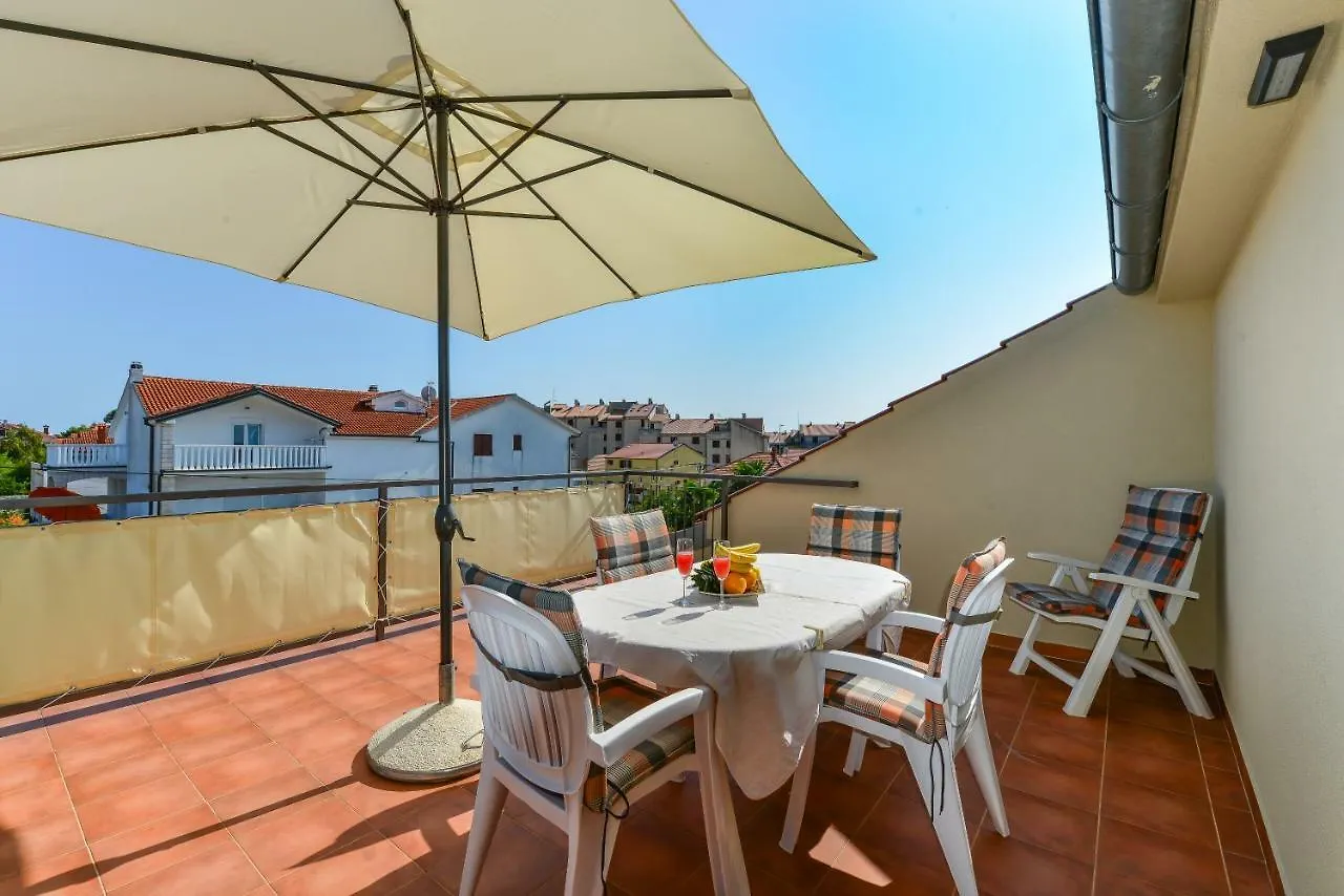 Apartment Lily Задар