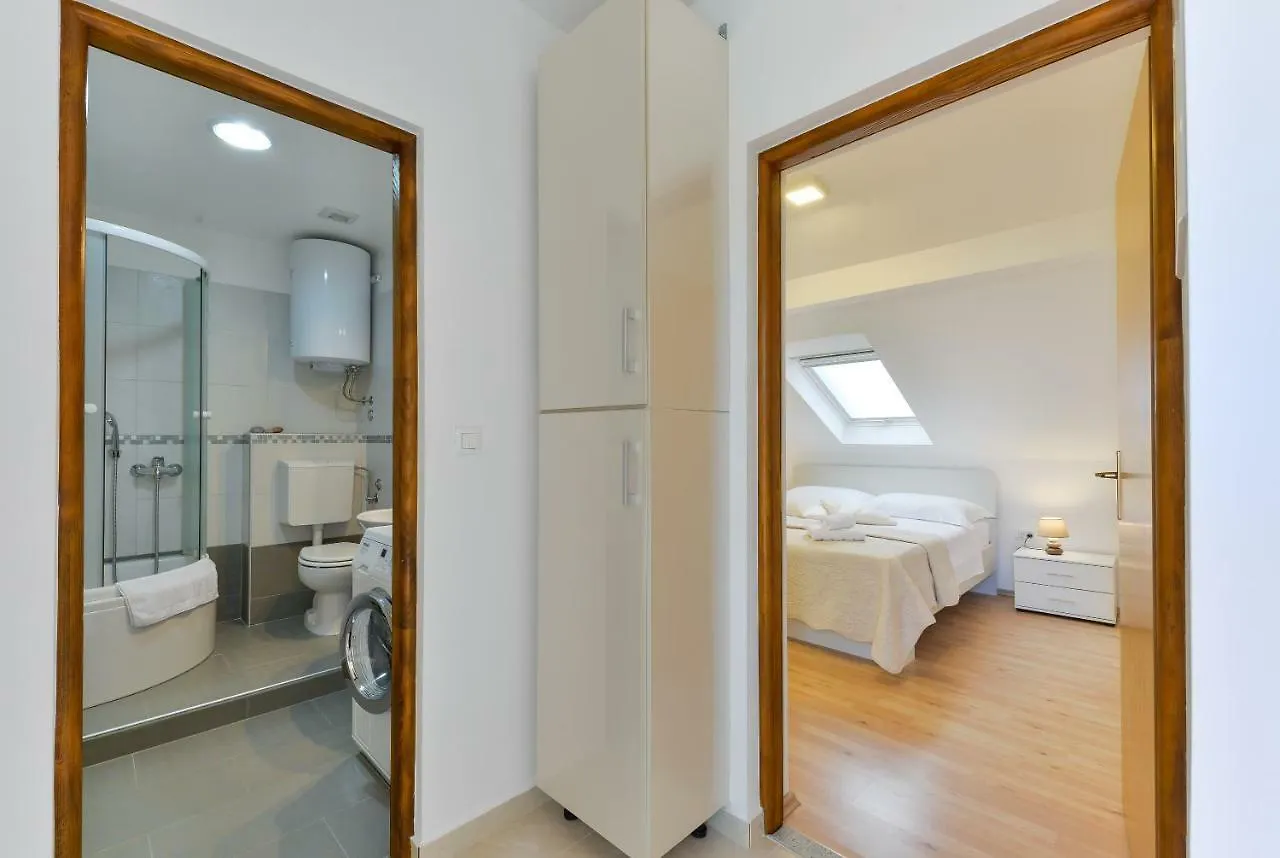 Apartment Lily Задар